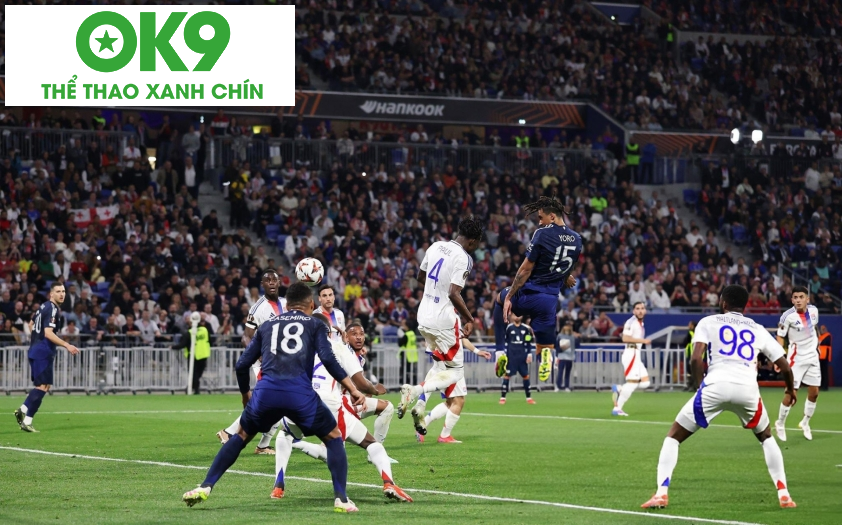 Leny Yoro đánh đầu gỡ hòa cho Man Utd